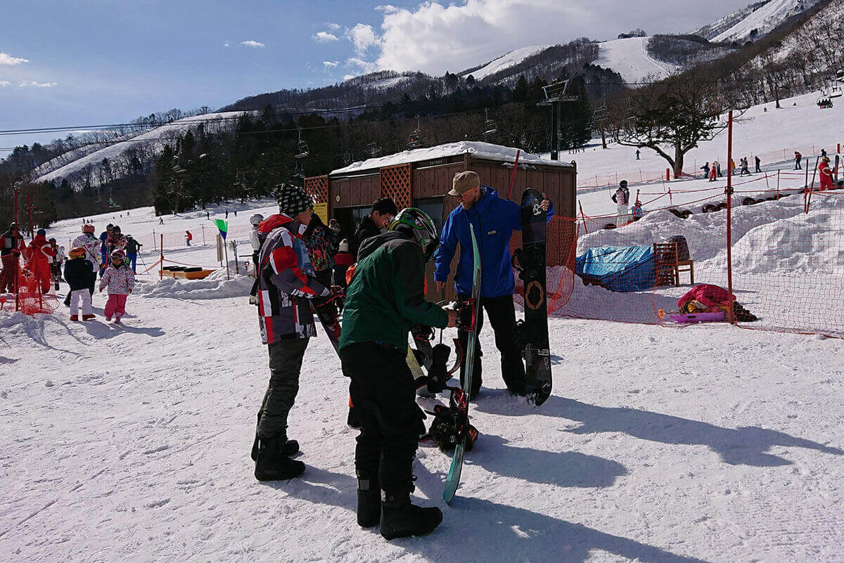 There are skiing and snowboarding lessons in foreign languages