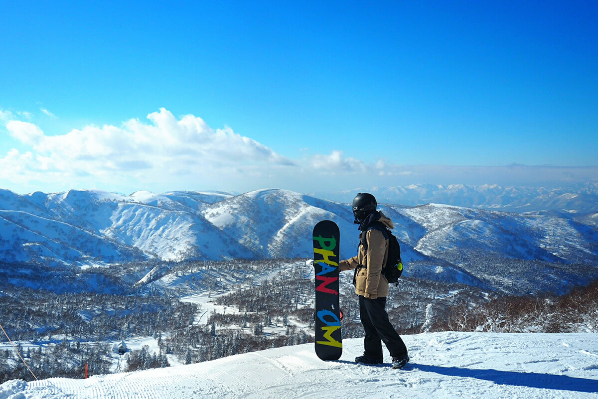 Skiing: From beginners to experts, experience Hokkaido's iconic snow with ease.
